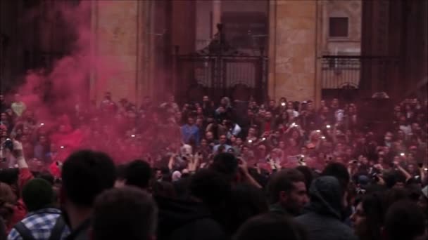 조지아 앞에서 조지아 시위대 춤추고 싸우고 — 비디오