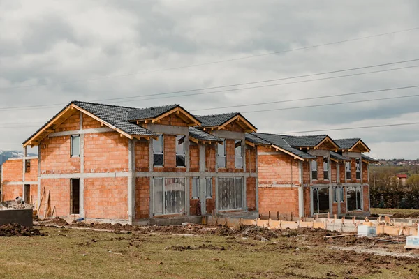 Die Neu Gebauten Orangefarbenen Häuser Mit Schwarzen Dächern Unter Wolkenverhangenem — Stockfoto