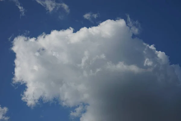 Красивый Снимок Пушистых Облаков Ясном Голубом Небе — стоковое фото