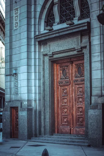 Ejemplo Una Puerta Importante Cubierta Cobre Edificio Arquitectura Clásica Buenos — Foto de Stock