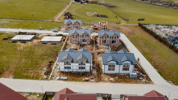 Eine Luftaufnahme Häuser Mit Grauen Dächern Mit Grünen Feldern — Stockfoto