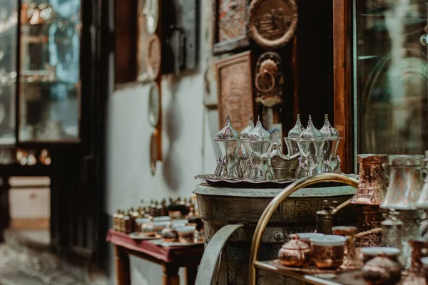 Viktorya Dönemi Cam Çaydanlıklarının Seçici Odak Noktası Gümüş Tepside Karmaşık — Stok fotoğraf