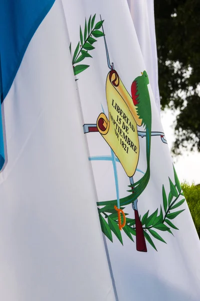 Drapeau Guatemala Déclaré Symbole National Août 1871 Armoiries Agitant Vent — Photo