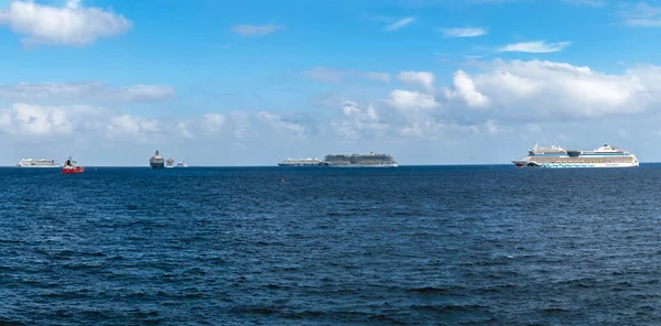 Santa Cruz Tenerife Spanje Jun 2021 Cruiseschepen Met Een Rustige — Stockfoto