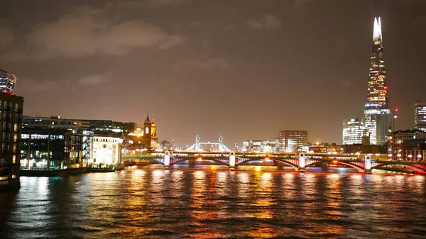 伦敦夜晚美丽的桥和城市灯光的风景 — 图库照片