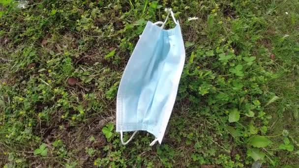 Masken Slängdes Park Miljöförstöring Med Kirurgisk Ansiktsmask För Engångsbruk Covid — Stockvideo