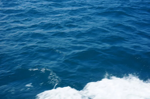 Uma Vista Panorâmica Mar Azul Profundo Parcialmente Áspero — Fotografia de Stock