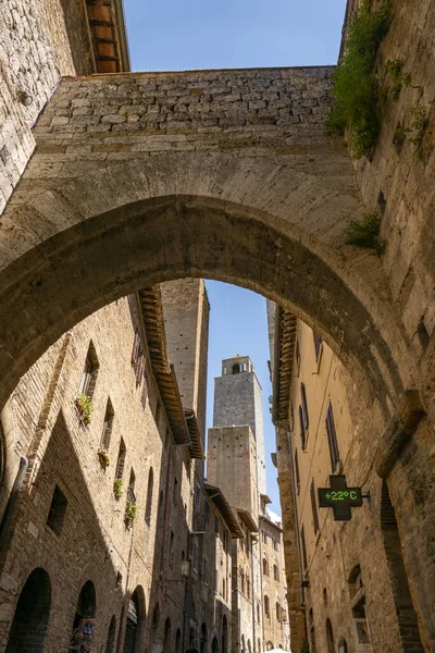 Vertikal Låg Vinkel Skott Piazza Del Duomo San Gimignano Italien — Stockfoto