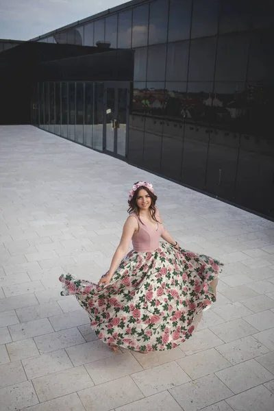 Une Jeune Femme Dans Une Robe Bandeau Avec Des Fleurs — Photo