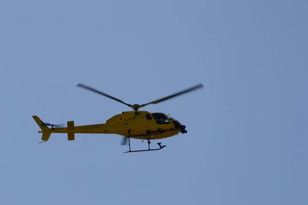 Yellow Helicopter Flying Deep Blue Sky Barcelona Spain Europe — Stock Photo, Image