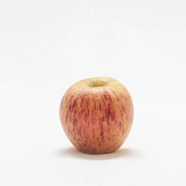 Vertikal Bild Ett Moget Äpple Isolerad Vit Bakgrund — Stockfoto