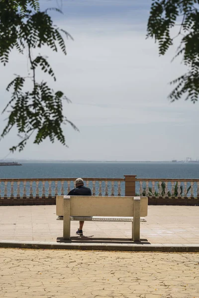 Ein Einsamer Alter Mann Sitzt Auf Einer Steinbank Einem Sonnigen — Stockfoto