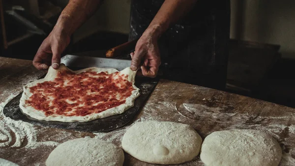 Selektiv Fokusbild Processen Att Göra Läcker Pizza — Stockfoto