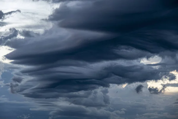 Kasvetli Bir Gökyüzünde Dramatik Bir Siyah Pofuduk Bulut — Stok fotoğraf