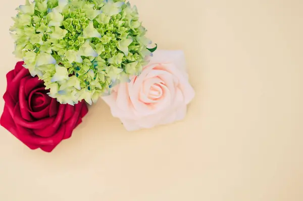 Eine Draufsicht Auf Französische Hortensienknospen Mit Rosen Auf Einer Hellbraunen — Stockfoto