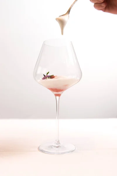 Φρέσκο Νόστιμο Και Νόστιμο Επιδόρπιο Στο Ποτήρι Κρασί Στο Τραπέζι — Φωτογραφία Αρχείου