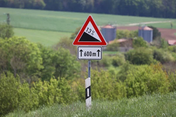 Közelkép Egy Útjelző Tábláról Meredek Ereszkedés 600 Méter Után — Stock Fotó