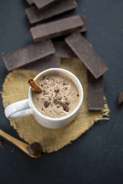 Sebuah Gambar Vertikal Dari Kopi Lezat Cangkir Dengan Kayu Manis — Stok Foto