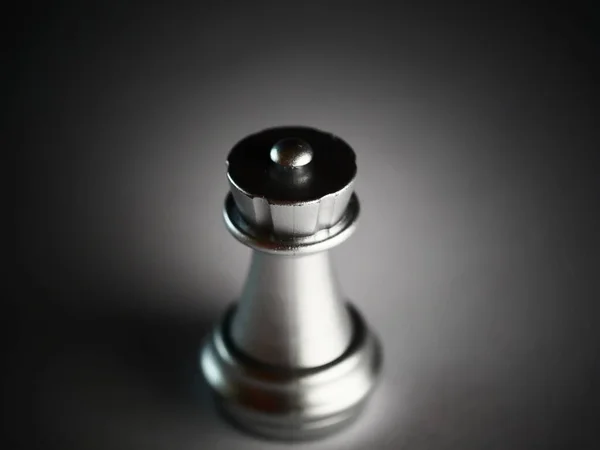 Eine Nahaufnahme Einer Metallischen Schachfigur Mit Silbernem Turm — Stockfoto