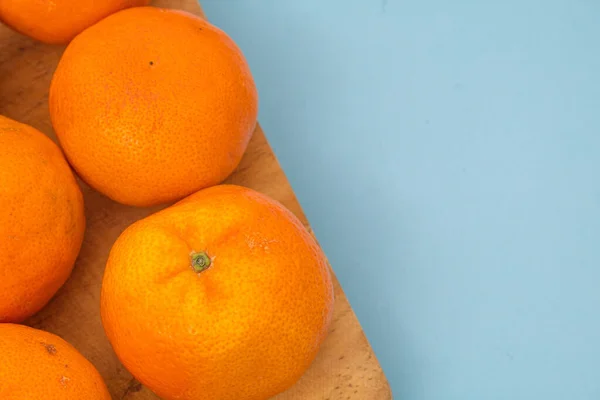 Wooden Board Fresh Tangerines Isolated Blue Background — Stock Fotó