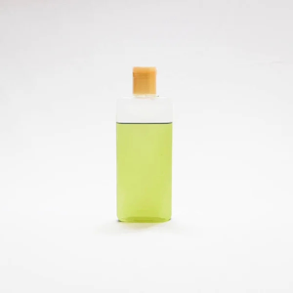 Вертикальный Снимок Бутылки Натурального Масла Белом Фоне — стоковое фото