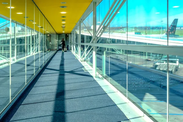 Primer Plano Corredor Embarque Del Aeropuerto Con Aviones Vistos Fondo —  Fotos de Stock