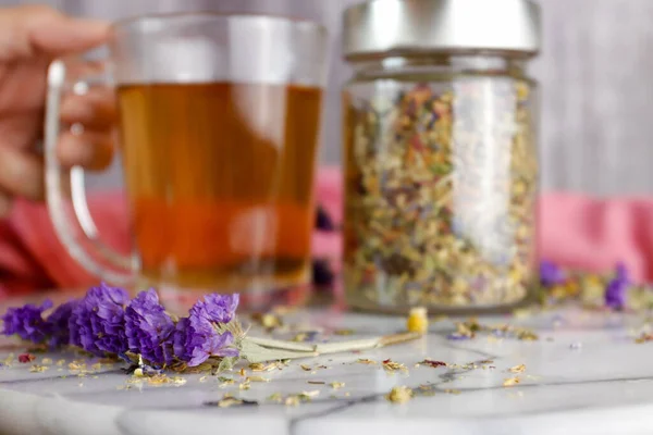 Sağlıklı Bir Çay Bitkiler Çiçeklerle Yakın Çekim — Stok fotoğraf