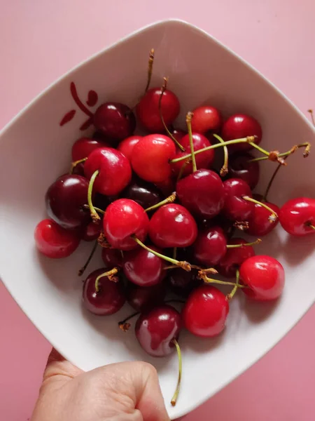 Una Toma Aérea Cerezas Frescas Plato Porcelana Blanca —  Fotos de Stock