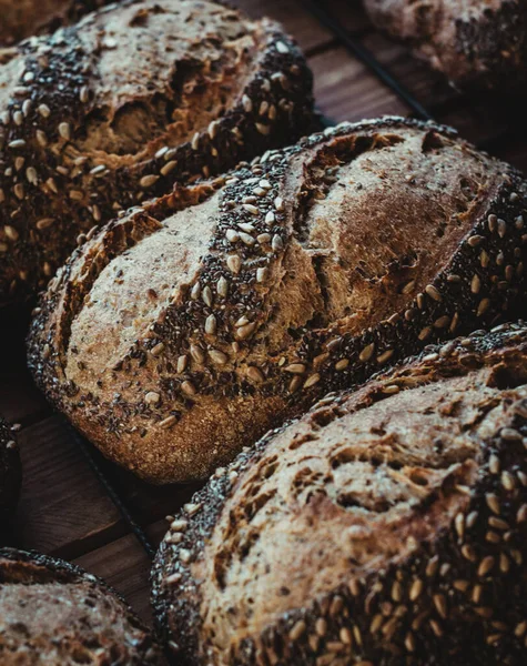 Een Close Shot Van Vers Gebakken Zwart Korrelbrood — Stockfoto