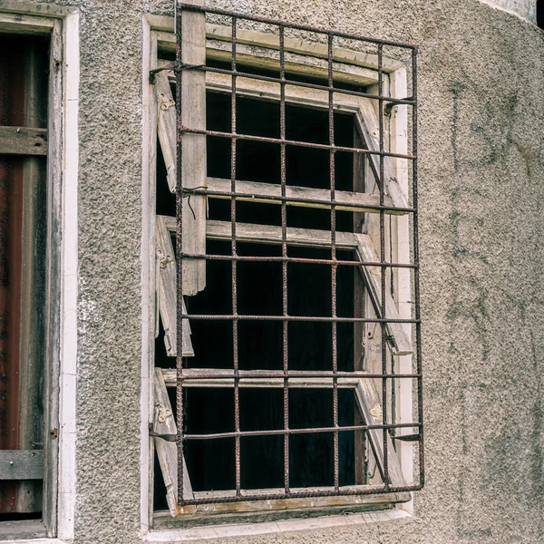 Старое Окно Стекла Металлической Сеткой — стоковое фото