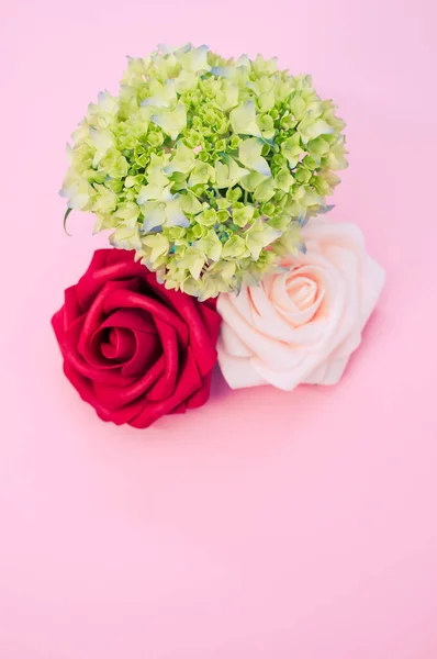 Vertikální Záběr Francouzských Hortenzických Pupenů Růžovými Růžemi — Stock fotografie