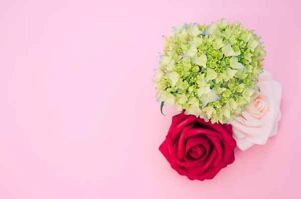 Uma Vista Superior Botões Hortênsia Francês Com Rosas Uma Superfície — Fotografia de Stock