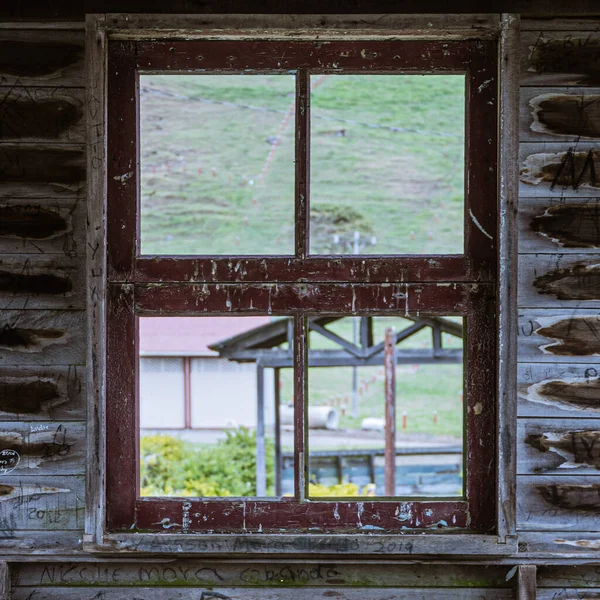 Vecchio Specchio Legno Con Macchie Sulla Cornice Con Vista Campo — Foto Stock