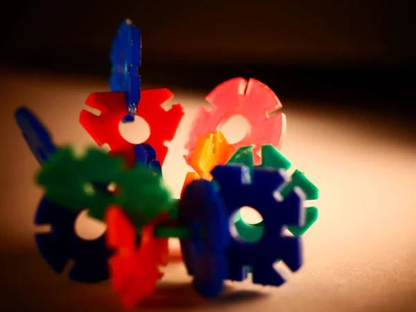 Een Closeup Shot Van Een Kleurrijk Denkende Puzzel Spel — Stockfoto