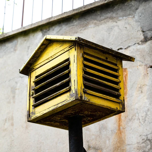 Een Close Opname Van Een Verweerd Geel Vogelhuis — Stockfoto