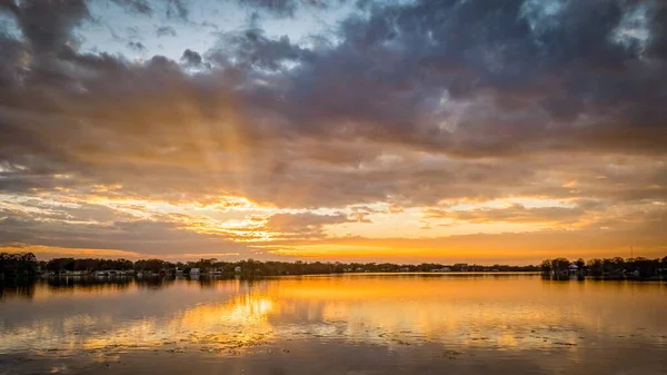 Hipnotyzujący Pomarańczowy Zachód Słońca Odbity Wodzie Jeziora — Zdjęcie stockowe