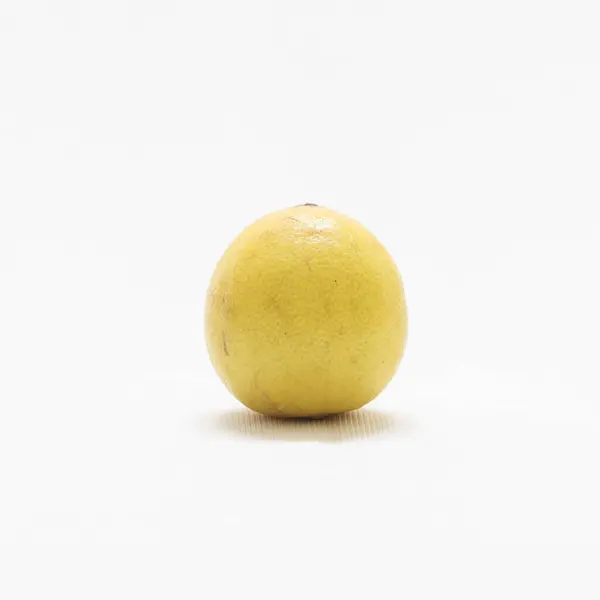 Vertikal Bild Mogen Citron Isolerad Vit Bakgrund — Stockfoto