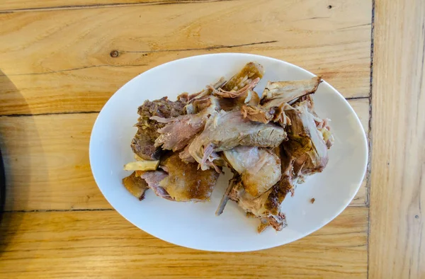 木製のテーブルの上に煮肉片のプレート — ストック写真