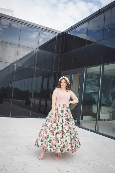 Uma Jovem Mulher Vestido Penteado Com Flores Posando Uma Varanda — Fotografia de Stock