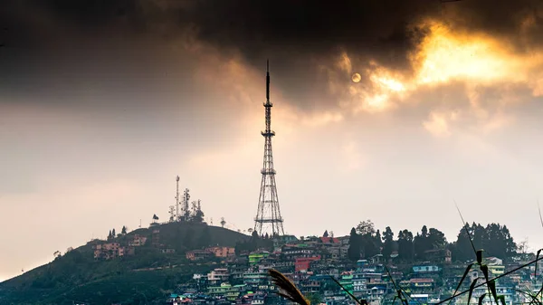 Uma Paisagem Urbana Com Uma Torre Televisão Alta Fundo Céu — Fotografia de Stock