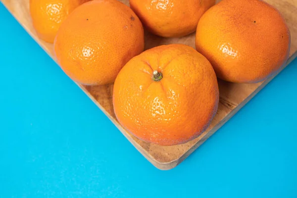 Egy Tábla Friss Mandarinnal Kék Háttéren — Stock Fotó