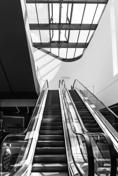 Eine Vertikale Graustufenaufnahme Der Rolltreppen Einem Einkaufszentrum — Stockfoto