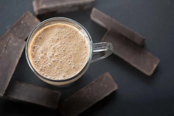 Överblick Över Läckert Kaffe Ett Glas Och Mörka Chokladkakor Svart — Stockfoto