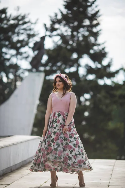 Młoda Kobieta Sukience Opasce Kwiatami — Zdjęcie stockowe