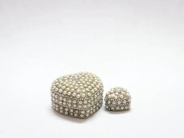 两个心形珠宝盒的特写镜头 里面有白色背景上的珍珠 — 图库照片