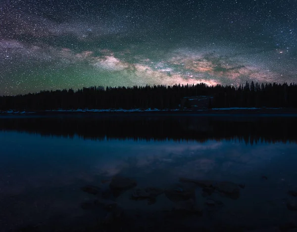 Млечный Путь Над Лесами Озером — стоковое фото