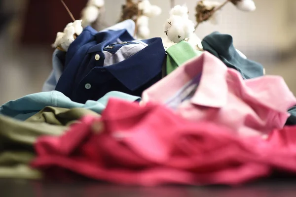 Primer Plano Las Camisas Colores Arrugados — Foto de Stock