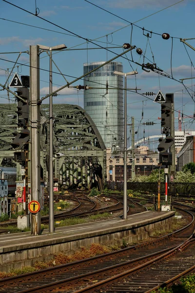 Cologne Alemanha Maio 2021 Tiro Vertical Ferro Hohenzollern Bridge Trilhos — Fotografia de Stock