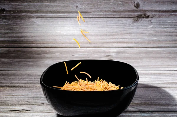 Black Ceramic Bowl Cooked Polyphosphate Noodles Dropping Air — Stock Photo, Image