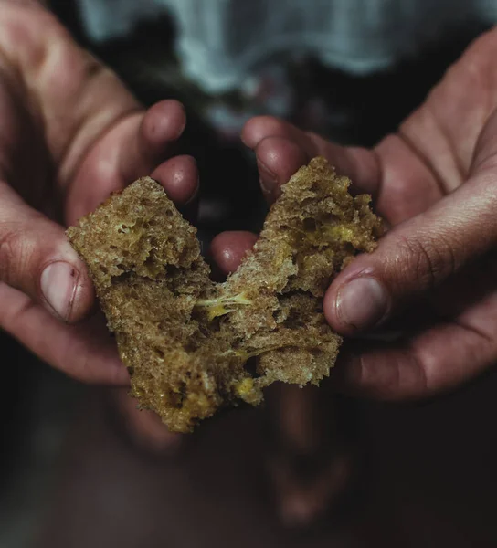 Ujęcie Bliska Małego Kawałka Chleba Dłoniach — Zdjęcie stockowe